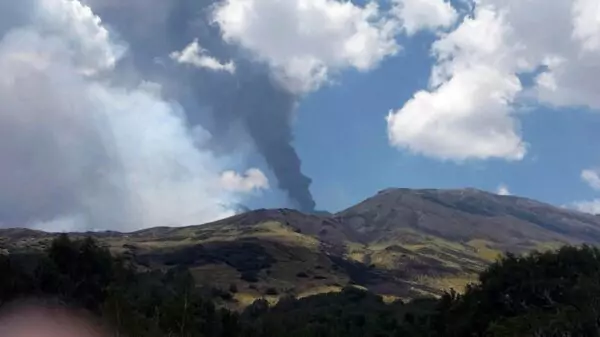 Erupção do Etna fecha espaço aéreo e suspende voos para Catânia