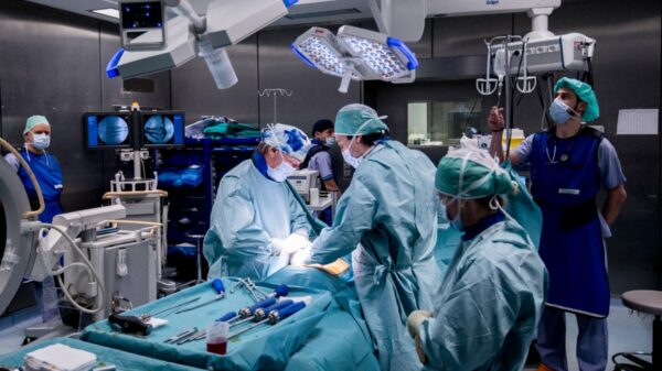 Confundida com outra paciente, mulher tem genitais removidos por engano