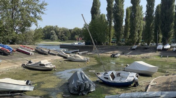 Lago Maggiore atinge mínimas históricas com barcos encalhados na lama