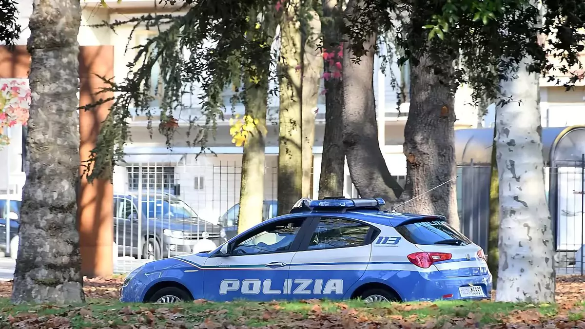 Operação policial em Arezzo identifica 174 pessoas e prende paquistanês
