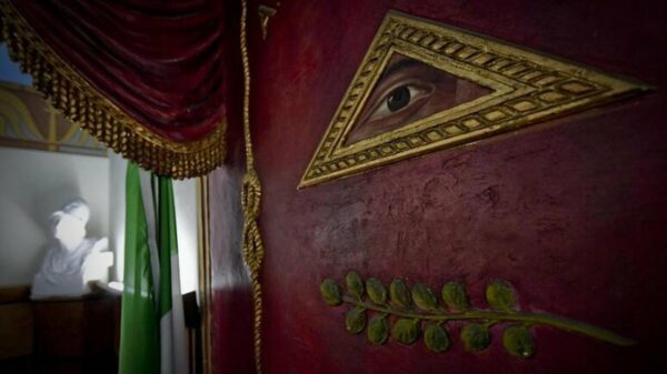 Vaticano reafirma: maçons não podem receber comunhão nem funeral católico