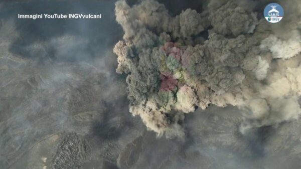Etna abre nova bocca eruptiva e lava desce pelo flanco oriental