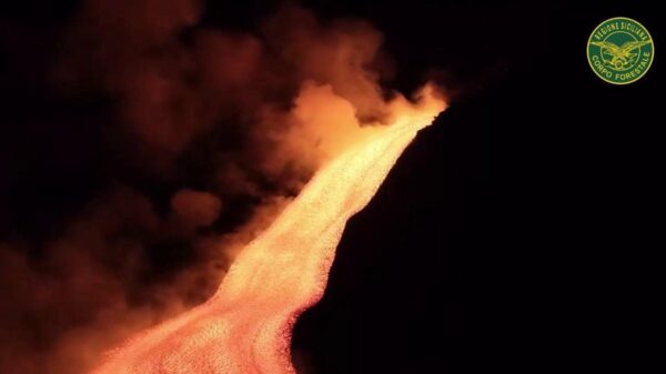 Etna em erupção: explosões e lavas iluminam a noite na Sicília