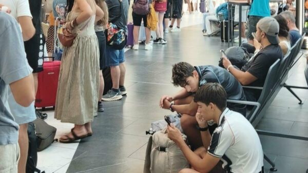 Famílias italianas ficam presas em Minorca por falha no embarque