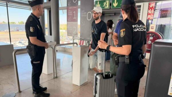 40 italianos ficam horas presos em aeroporto de Menorca por controles de fronteira