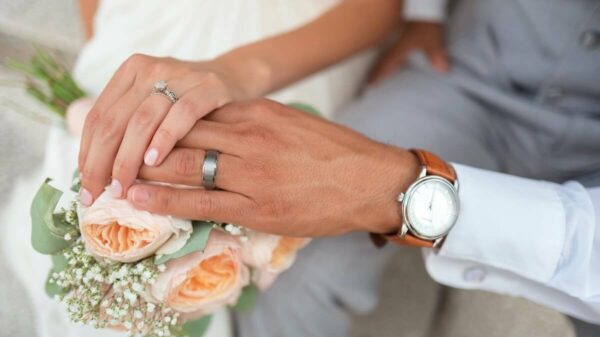 Demitida 27 dias após o casamento, italiana é reintegrada pela Justiça