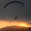 Migrante morre ao tentar entrar em Ceuta de parapente e cai no mar