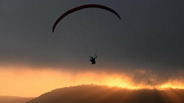 Migrante morre ao tentar entrar em Ceuta de parapente e cai no mar