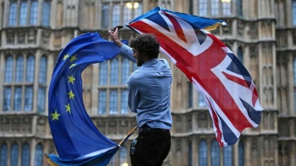 Governo britânico diz a italiano que status de residente foi "erro"