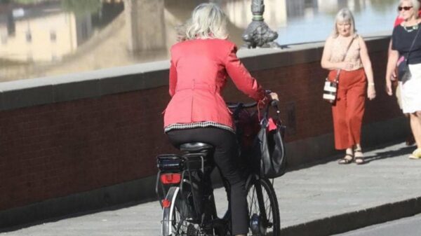 Itália estuda novas regras de trânsito: capacete para bicicletas rápidas e CNH aos 17