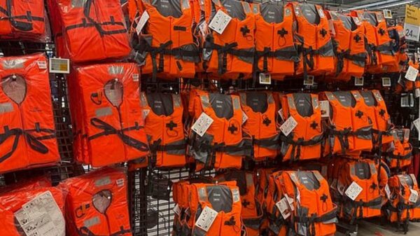 Migrantes compram coletes salva-vidas na Decathlon para cruzar o Canal da Mancha
