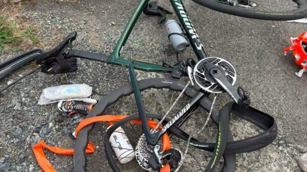 Carro atropela grupo de ciclistas em Lanzo, perto de Turim, e foge
