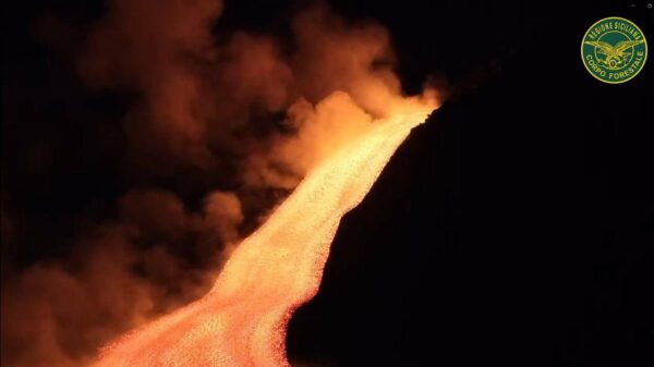 Etna em erupção: lava avança na Valle del Bove e chega a 1.370 metros