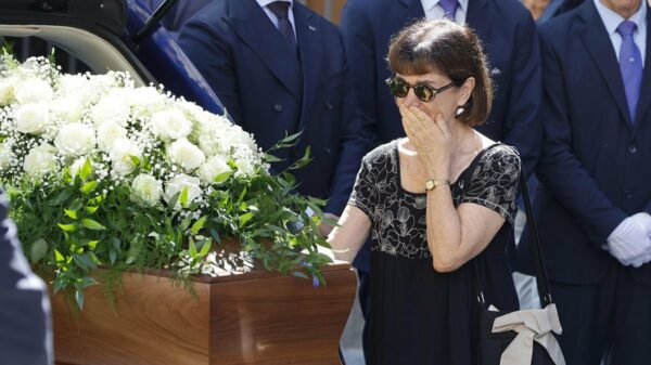 Ministra italiana despede marido afogado: "Continuaremos de mãos dadas"