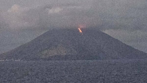 Stromboli também entra em erupção e lava corre em direção ao mar