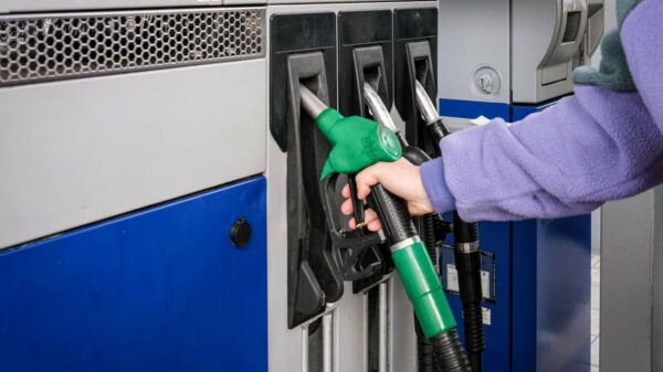 Gasolina adulterada: um em cada cinco postos em Roma vende combustível irregular