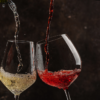 Taças e garrafas de vinho em seleção de rótulos para o fim do verão
