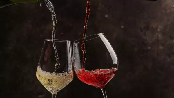 Taças e garrafas de vinho em seleção de rótulos para o fim do verão