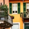 Casario residencial com venezianas verdes em Verbania, na Itália