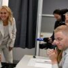 Ministra das Relações Exteriores da Islândia, Þorgerður Katrín Gunnarsdóttir, vota em Hafnarfjörður durante o referendo sobre a retomada das negociações com a União Europeia | Foto: Halldor Kolbeins/AFP