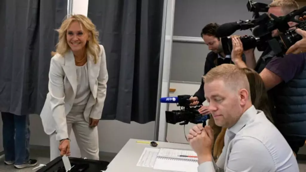 Ministra das Relações Exteriores da Islândia, Þorgerður Katrín Gunnarsdóttir, vota em Hafnarfjörður durante o referendo sobre a retomada das negociações com a União Europeia | Foto: Halldor Kolbeins/AFP
