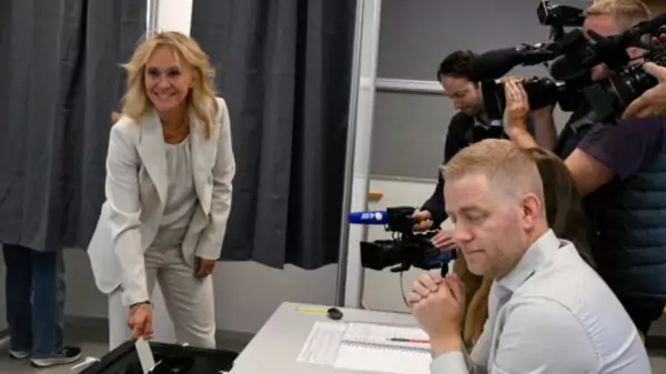 Ministra das Relações Exteriores da Islândia, Þorgerður Katrín Gunnarsdóttir, vota em Hafnarfjörður durante o referendo sobre a retomada das negociações com a União Europeia | Foto: Halldor Kolbeins/AFP