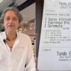Luciano Colono, dono do Victor Lab, em Riccione, ao lado da comanda com a mensagem ofensiva; depois do episódio, ele fez piada com o caso nas redes sociais | Foto: Reprodução