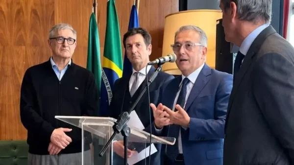 Massimo Dell’Utri durante missão oficial ao Brasil, onde defendeu o papel da comunidade italiana como ponte entre os dois países