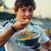 Piloto italiano da Mercedes transformou a taça conquistada em Monza em prato para uma espaguetada e publicou a cena nas redes sociais