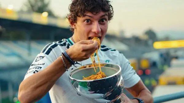 Piloto italiano da Mercedes transformou a taça conquistada em Monza em prato para uma espaguetada e publicou a cena nas redes sociais