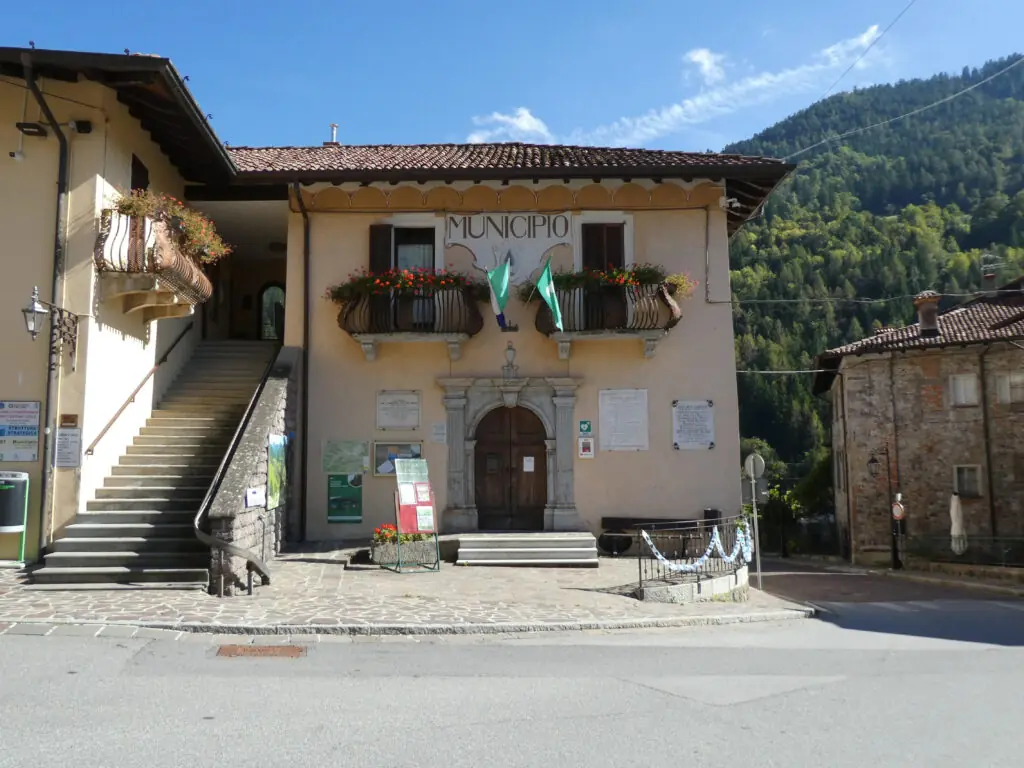 Imagem atual: Prefeitura de Collio, na província de Brescia, Itália