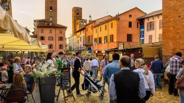 Visitantes lotam as ruas de Alba, no Piemonte, durante a Fiera Internazionale del Tartufo Bianco d’Alba, uma das principais celebrações gastronômicas do outono italiano | Foto: Divulgação/Fiera del Tartufo d’Alba