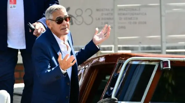 eorge Clooney chega de barco ao Lido de Veneza durante a 83ª Mostra Internacional de Cinema de Veneza | Foto: AFP