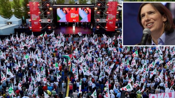 Público acompanha o discurso de Elly Schlein na Festa Nacional de l'Unità em Reggio Emilia
