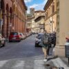Via Massimo d’Azeglio, no centro histórico de Bolonha, reúne edifícios e pórticos característicos da cidade | Foto: Depositphotos