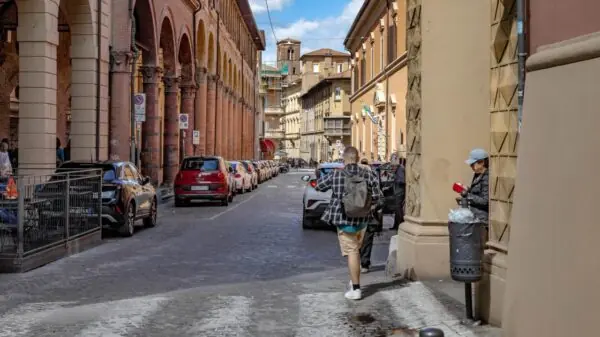 Via Massimo d’Azeglio, no centro histórico de Bolonha, reúne edifícios e pórticos característicos da cidade | Foto: Depositphotos