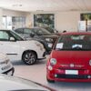 Modelos da Fiat expostos em concessionária; compra de carro na Itália envolve custos com financiamento, transferência, seguro e impostos