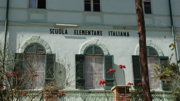 lunos durante atividade em uma escola italiana; estudantes sem cidadania italiana representam 11,6% das matrículas no país.