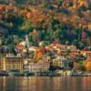 Paisagem de outono às margens do Lago de Como, no norte da Itália, com árvores em tons de amarelo, laranja e vermelho nas encostas | Foto: Depositphotos