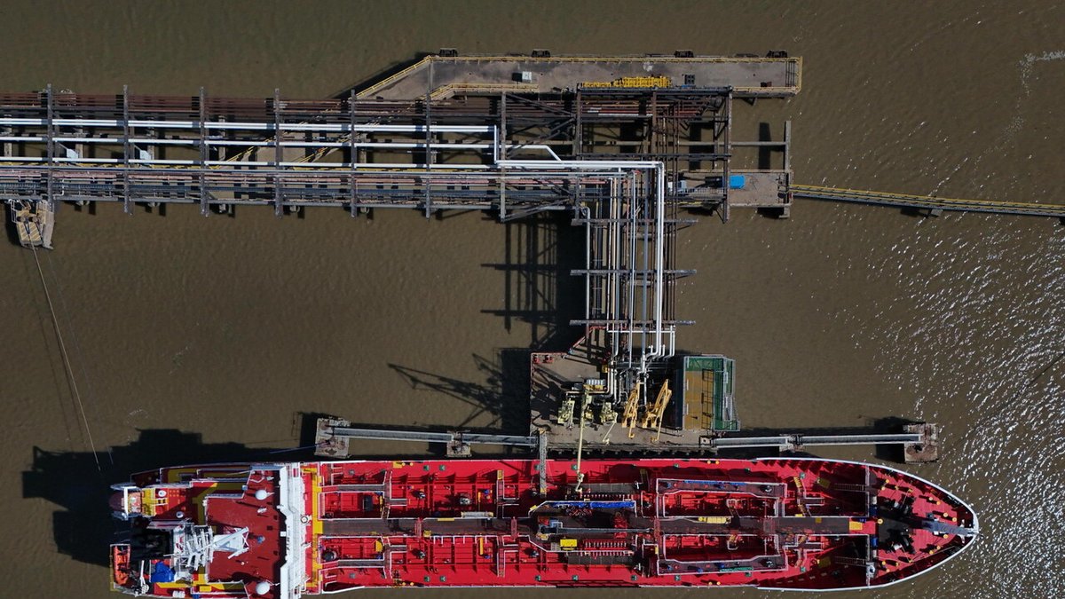 Petróleo dispara e barril do Brent supera US$ 102