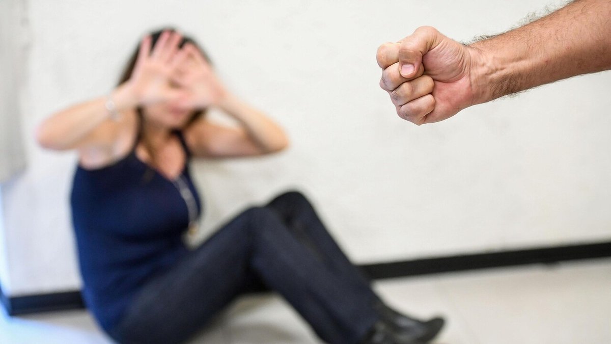Mulher é atacada a marteladas pelo ex-companheiro em Calitri, no sul da Itália