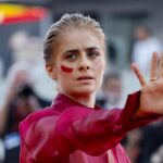 Greta Scarano faz gesto contra os feminicídios no tapete vermelho de Veneza