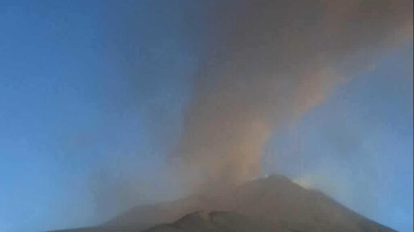Cinza do Etna fecha aeroporto de Catânia e forma nuvem de 4 km