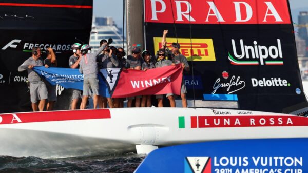 Luna Rossa vence regata preliminar da América's Cup em Nápoles