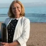 Professora precária deixa a Itália aos 57 anos e vence doutorado no País de Gales