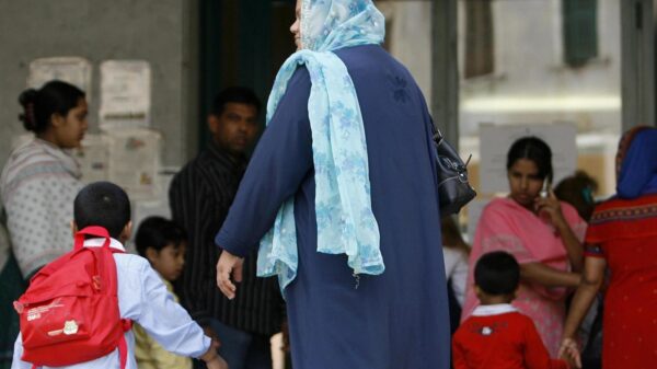 Famílias protestam contra decreto que limita alunos estrangeiros na Itália