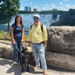Casal cego viaja o mundo com o cão-guia Gray, um labrador preto