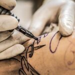 Regra italiana sobre tatuagens na polícia discrimina mulheres, diz advogada da UE