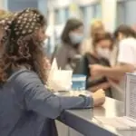 Metade dos italianos paga ou desiste de exames por causa das filas de espera