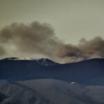 Etna volta a lançar cinzas e suspende voos no aeroporto de Catânia